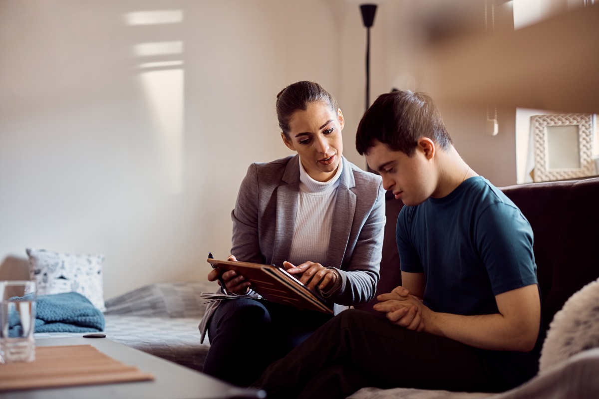 Lady showing a man something on a computer screen