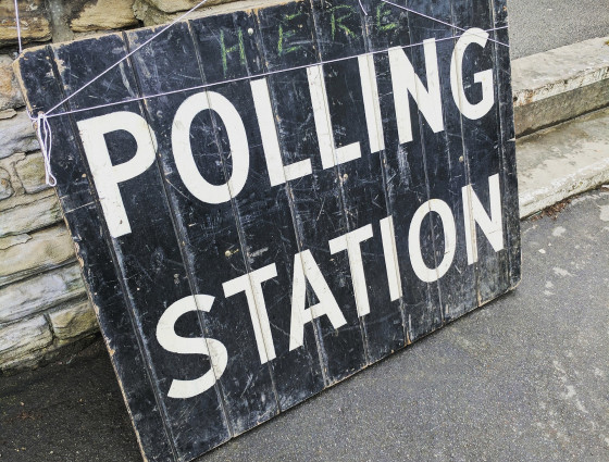 A sign saying polling station