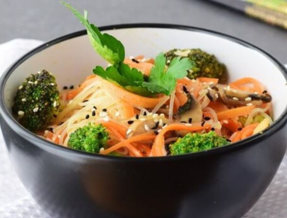 Bowl of noodles & vegetables