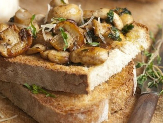 Slice of toast with mushrooms & thyme on top