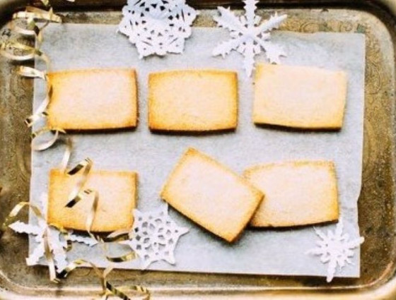 Tray with slices of shortbread & Christmas stars/ribbon strings