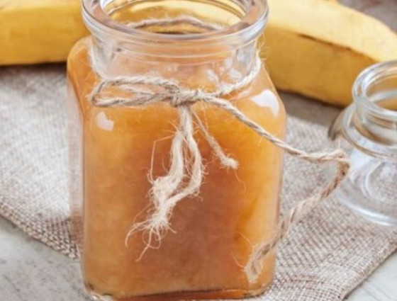 Jar of chutney with banana alongside