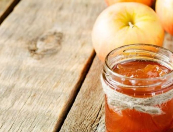 Jar of chutney with apples alongside