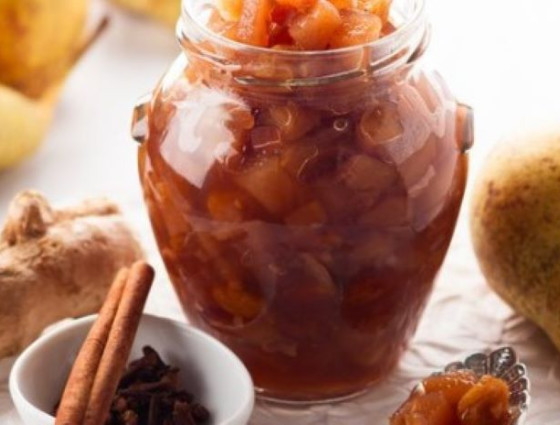 Jar of chutney with pears & ginger at the side
