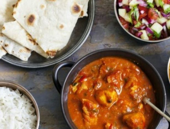 Bowls of curry, rice, sag aloo & nan breads